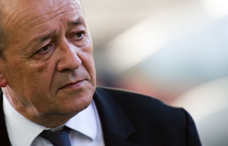 648x415_jean-yves-le-drian-defense-minister-in-the-displacement-direction-of-the-weapons-testing-in-istres